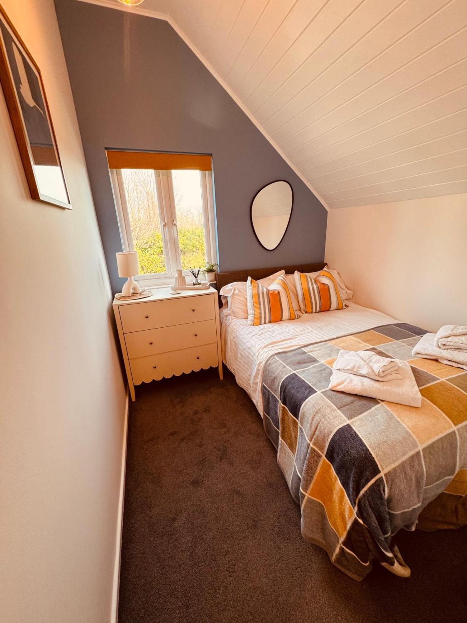 Cotswolds Lakeside Lodge - Nesbitt'S Nest South Cerney Exterior photo